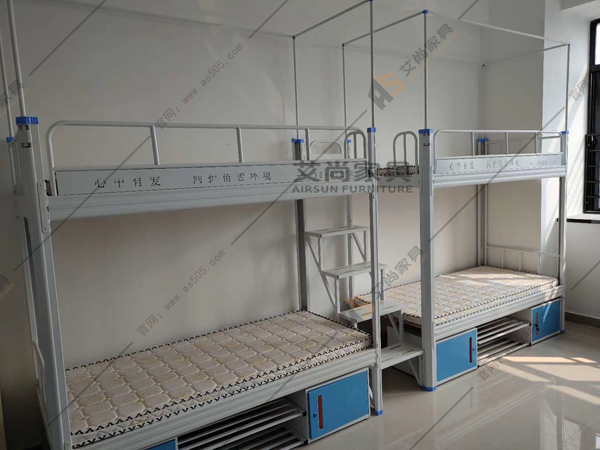 深圳某學校宿舍床上驚現(xiàn)”心中有愛,同護宿舍環(huán)境”