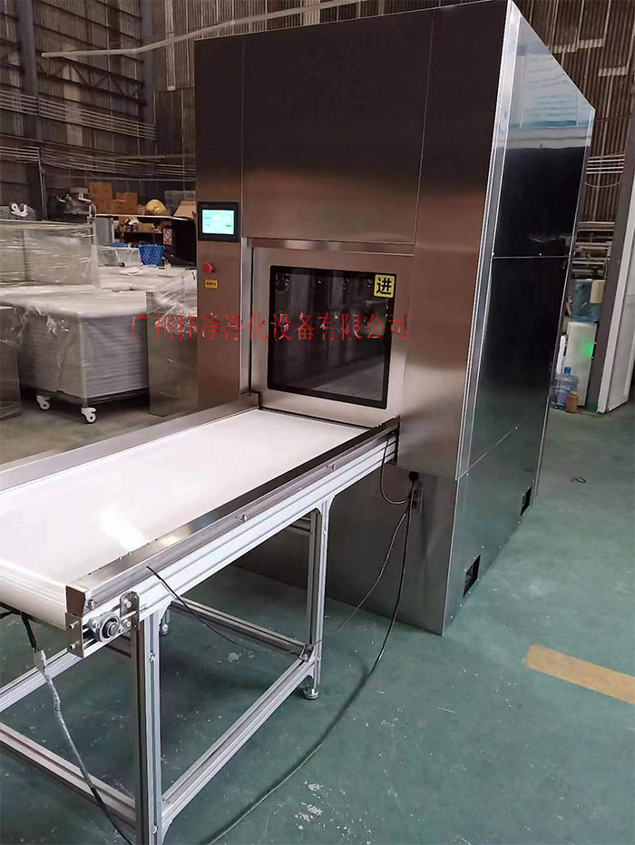 輸送帶傳遞窗還可吹淋被傳遞物品的表面，防止物品可能攜帶塵埃進(jìn)入潔凈室。