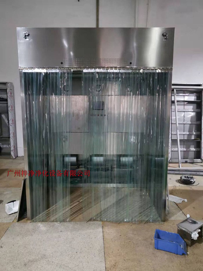 潔凈層流采樣車具體要求；從室內(nèi)空氣經(jīng)過初效過濾器，從高效空氣過濾器出風(fēng)，配無隔板高效過濾器過濾效率為：99.99@0.3μm和G4級初效過濾器，確保凈化級別，靜態(tài)100級美聯(lián)邦209E標(biāo)準(zhǔn)；