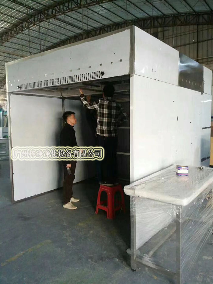 負(fù)壓稱量房又稱作負(fù)壓稱量間、負(fù)壓稱量室、負(fù)壓稱量罩或負(fù)壓稱量單元