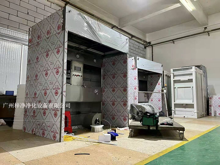 負壓稱量室在制藥行業(yè)中，潔凈室是確保藥品生產(chǎn)過程符合衛(wèi)生標準的重要設施。