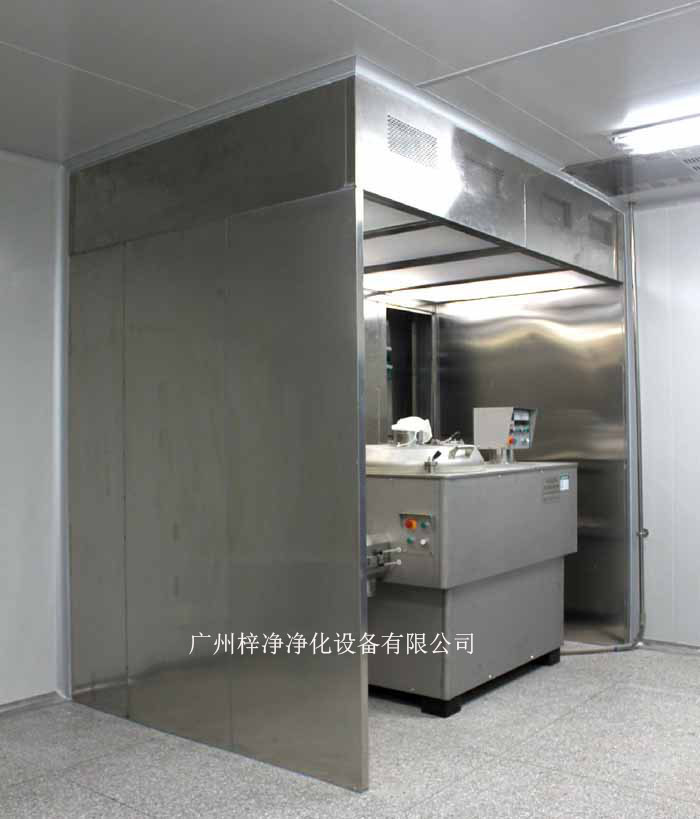 負壓稱量室由蜂鳴器、風速傳感器、PAO注入口、DOP檢測口、中效壓差表、初效壓差表、高效壓差表、集中控制屏、防塵插座、回風網(wǎng)孔板、排風網(wǎng)孔、啟動按鈕、急停、風機箱、風機、初效過濾器、液槽高效過濾器、照明燈具、均流膜、無隔板高效過濾器幾大部件組成的。
